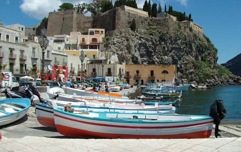 https://milazzocoasttocoast.it/wp-content/uploads/2020/03/Lipari-1-1012x640.jpg